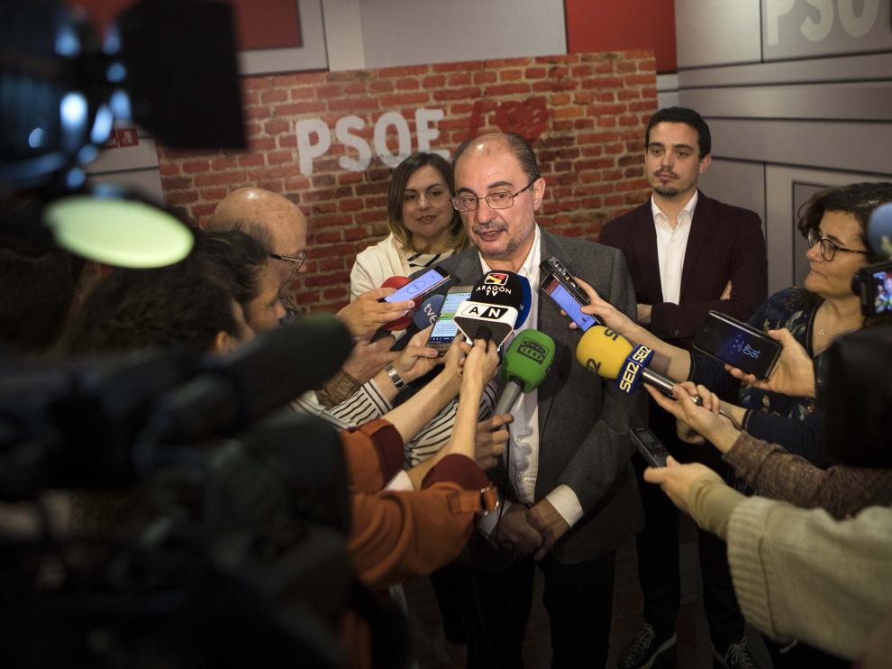 Javier Lambán declara ante los medios antes de presidir la Ejecutiva regional.