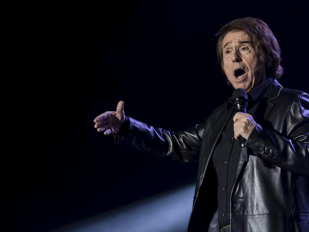 Raphael, durante el concierto que ofreció el año pasado en el pabellón Príncipe Felipe de Zaragoza.