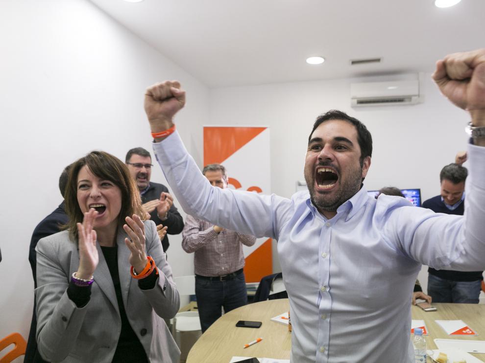 Rodrigo Gómez celebra el triunfo de su partido en las elecciones generales.