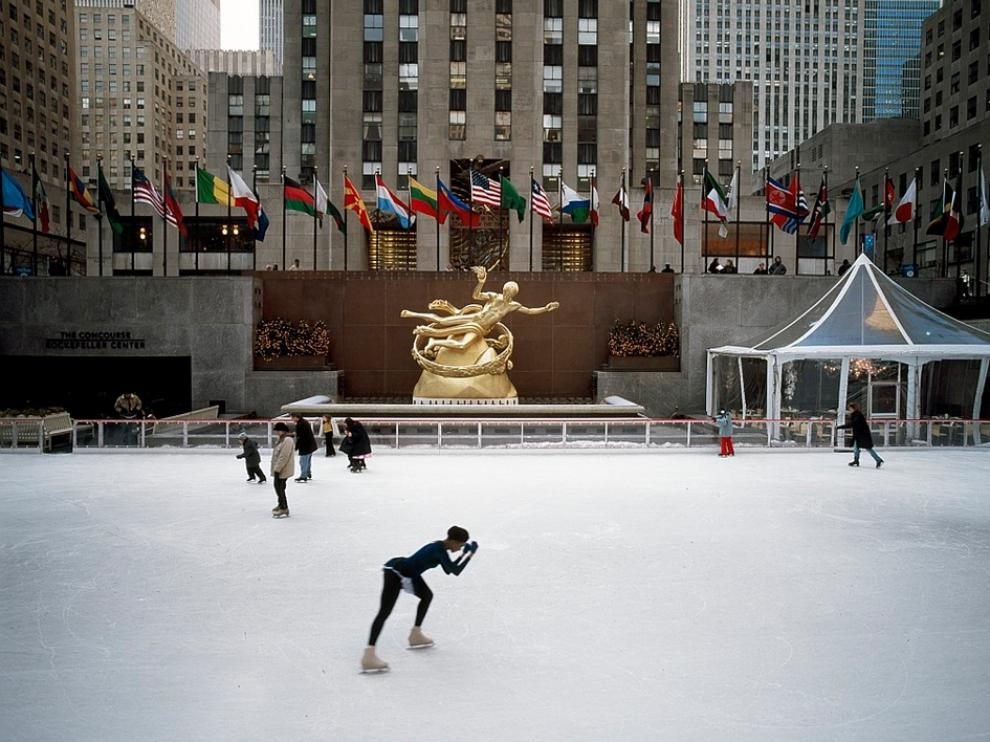 El Rockefeller Center desde la pista de hielo que se instala a sus pies durante la época navideña.
