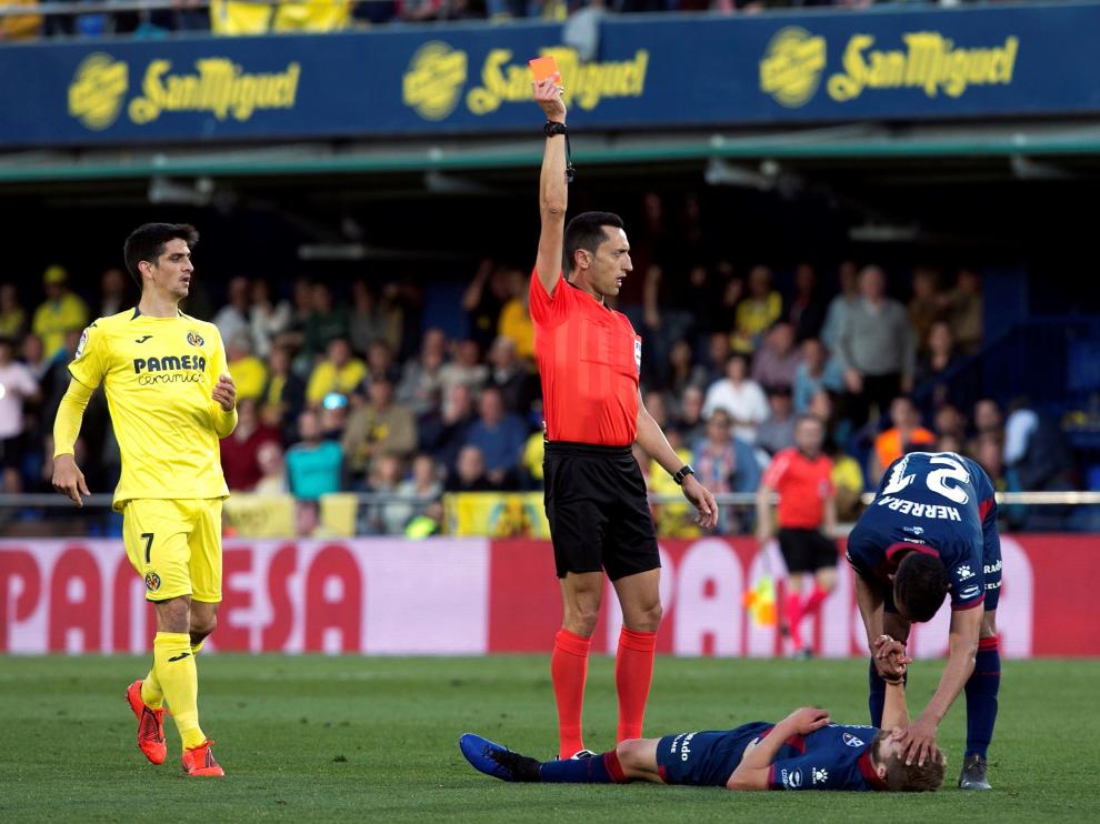 El colegiado expulsa a Jorge Pulido durante el partido entre el Villarreal y la SD Huesca.