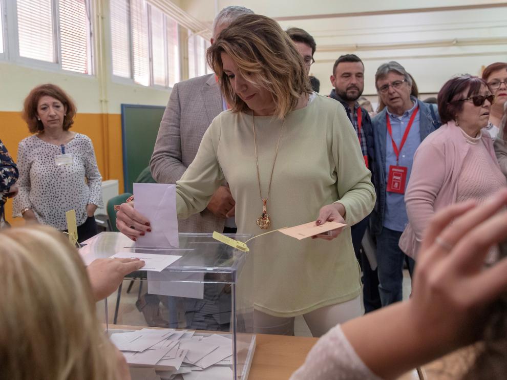 Susana Díaz vota en un colegio electoral del barrio sevillano de Triana.