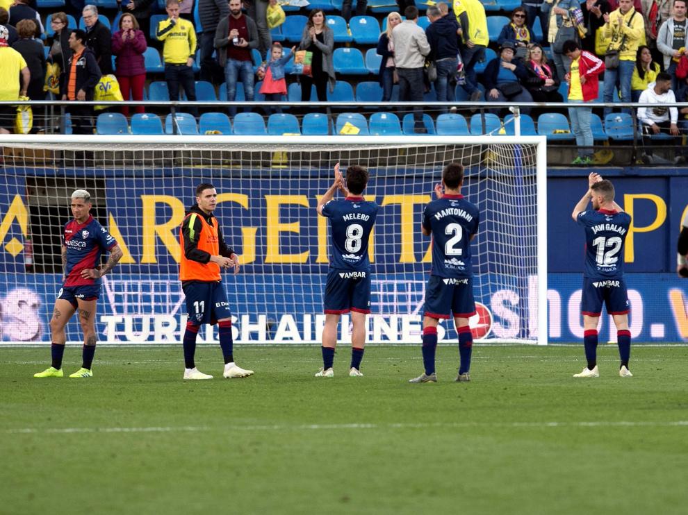 Varios jugadores de la SD Huesca se despiden de los aficionados en Villarreal.