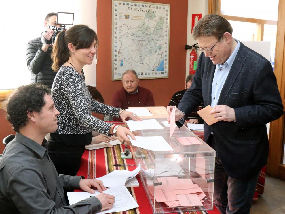 Ximo Puig, ejerciendo su derecho a voto este domingo.