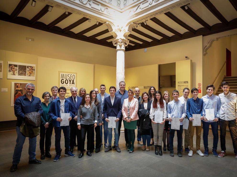 Los jóvenes ganadores, junto al jurado y organizadores.
