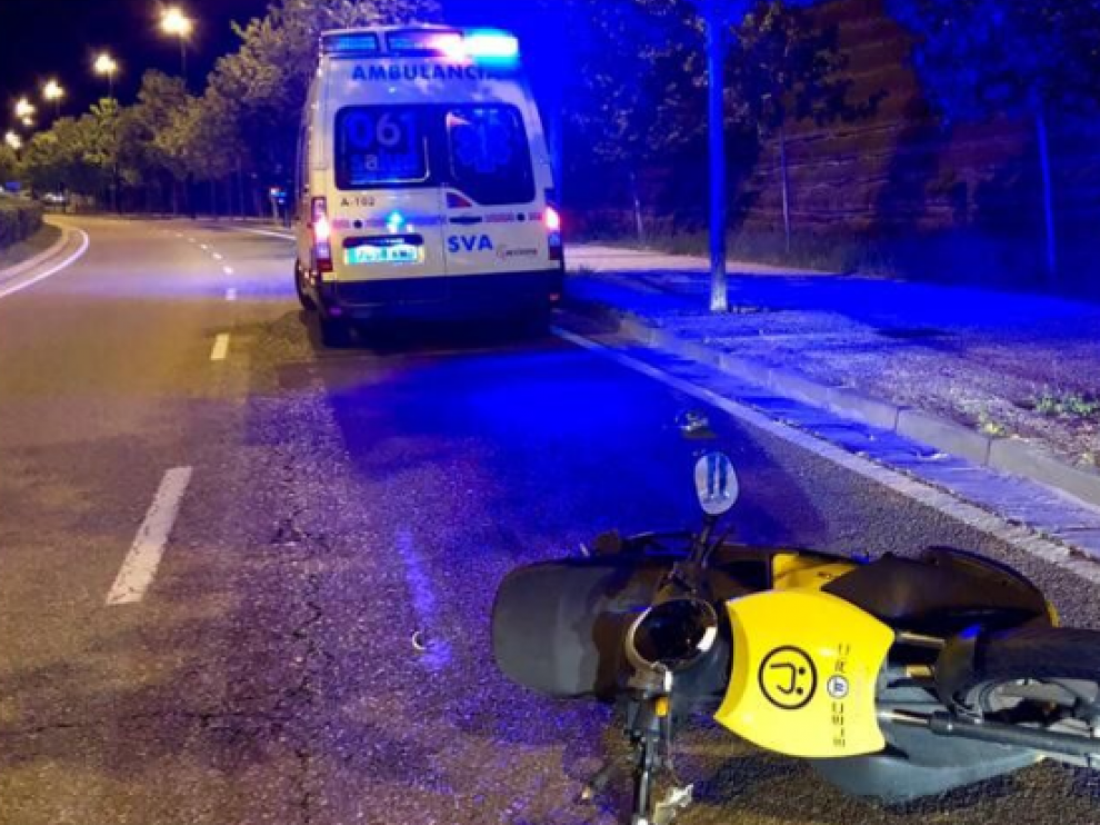 El motorista ebrio perdió el control de la moto y cayó al suelo.