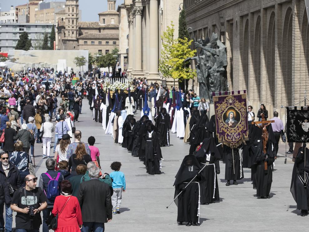 Afluencia de público en las procesiones de Semana Santa en Zaragoza.