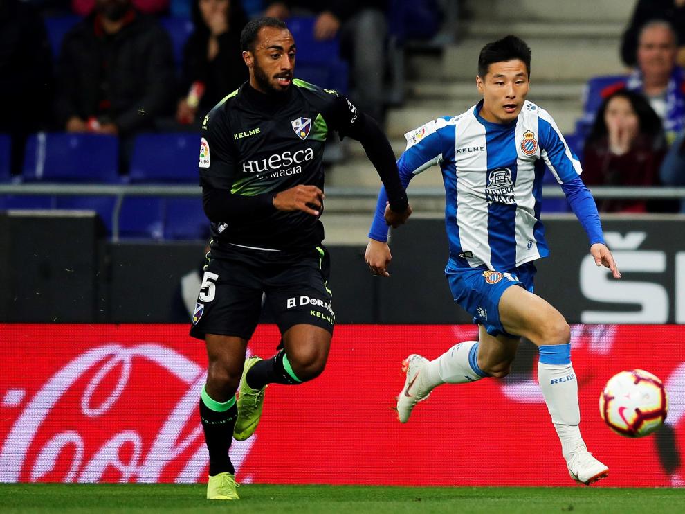Akapo persigue a Wu Lei, del Espanyol, en el último partido que ha disputado este curso.