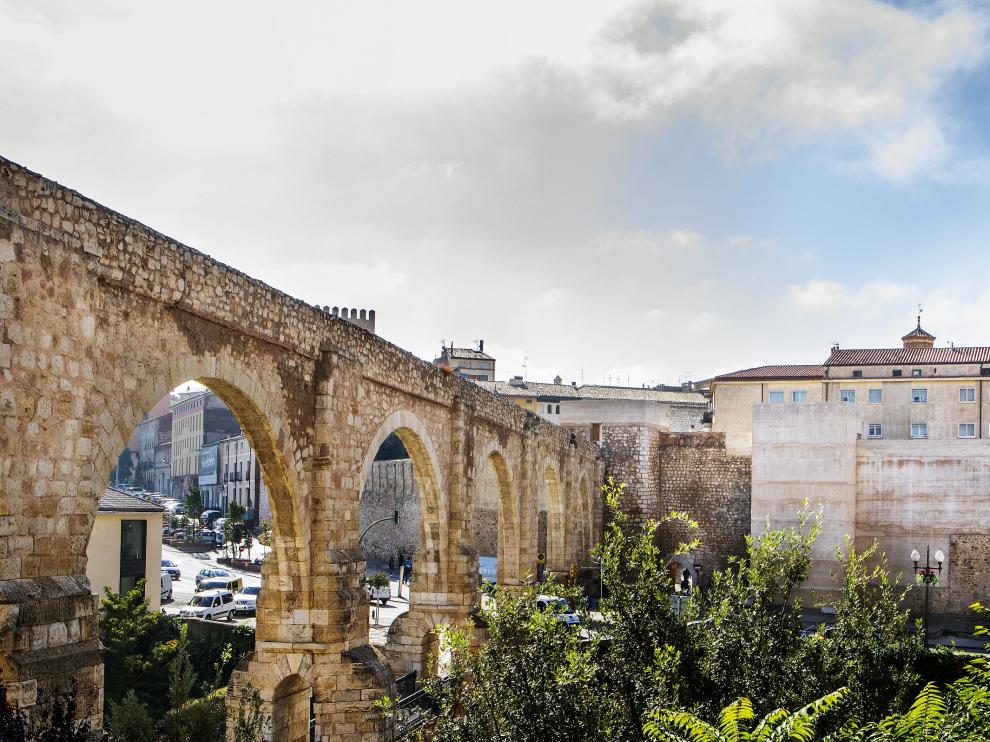 La muralla medieval de la ciudad y Los Arcos.