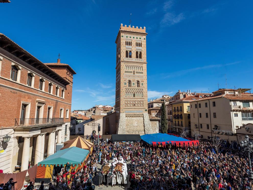 La plaza del Seminario se abarrota cada mes de febrero a la llegada de los cuerpos sin vida de Isabel de Segura y Diego de Marcilla tras el recorrido por la ciudad.