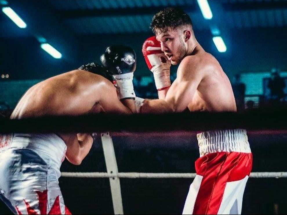 El aragonés Ezequiel Gurría (guantes rojos) en uno de sus últimos combates.