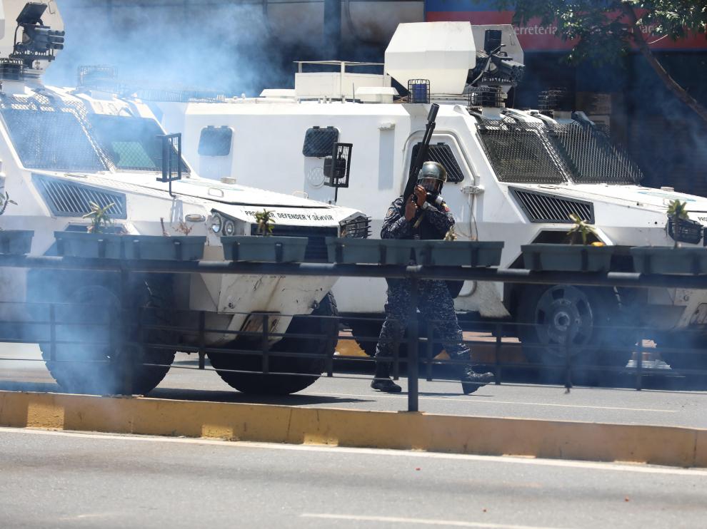 Vista de tanquetas y miembros de la Policía Nacional Bolivariana mientras tratan de bloquear el paso de una manifestación convocada por Guaidó.