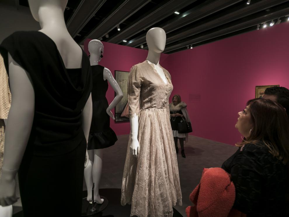 Una muestra muy versátil de cultura: la muestra de Balenciaga en el Pablo Serrano aglutina fotografía, moda, pintura y diseño.