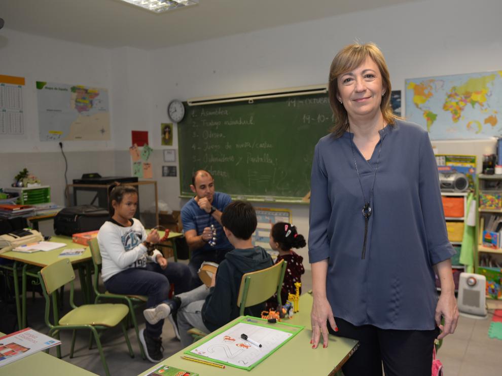 Mariví Elena, maestra de la escuela de Alba del Campo (Teruel), con sus tres alumnos, durante la clase de música