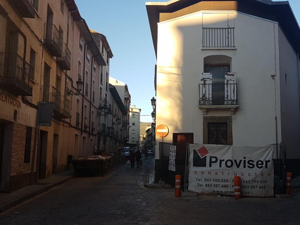 La casa de Don Valero y, a la izquierda, la calle de Ramiro I, al final de la cual estará la nueva plaza.