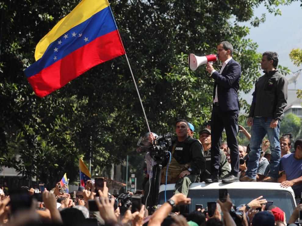 La oposición en Caracas apoya el levantamiento del presidente de la Asamblea Nacional, Juan Guaidó.