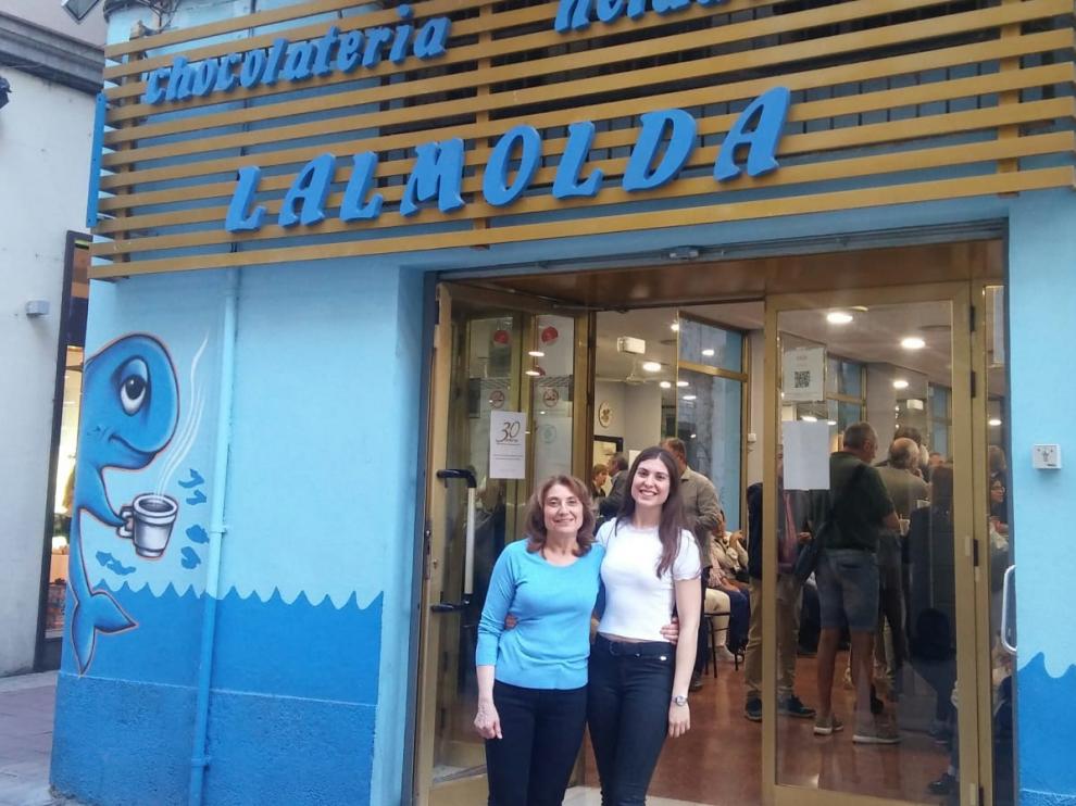 Madre e hija en la chocolatería Lalmolda