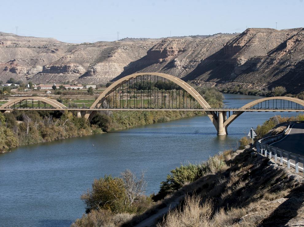 El emblemático puente sobre el Ebro a las afueras del municipio de Sástago, en comarca Ribera Baja del Ebro.