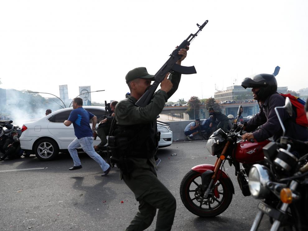 Seguidores de Juan Guaidó se reúnen junto a la base militar La Carlota, en Caracas.