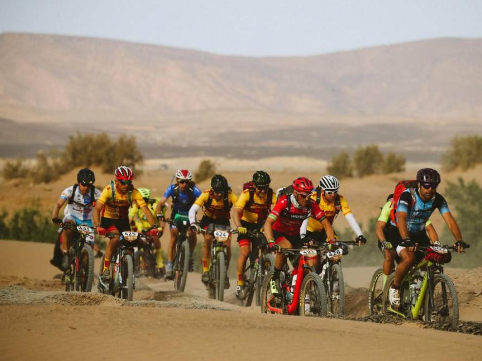 Un grupo de ciclistas cruza el desierto en la segunda etapa de la Titan Desert 2019.