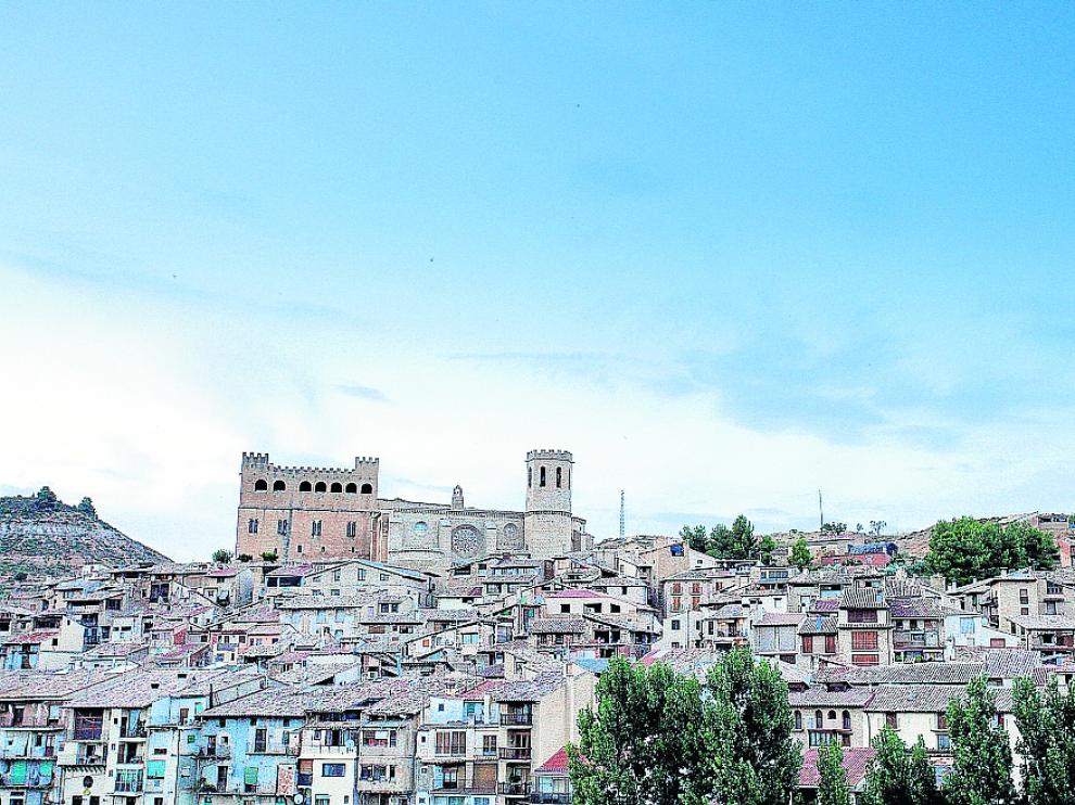 Vista general de Valderrobres con el castillo y la iglesia de Santa María la Mayor al fondo.