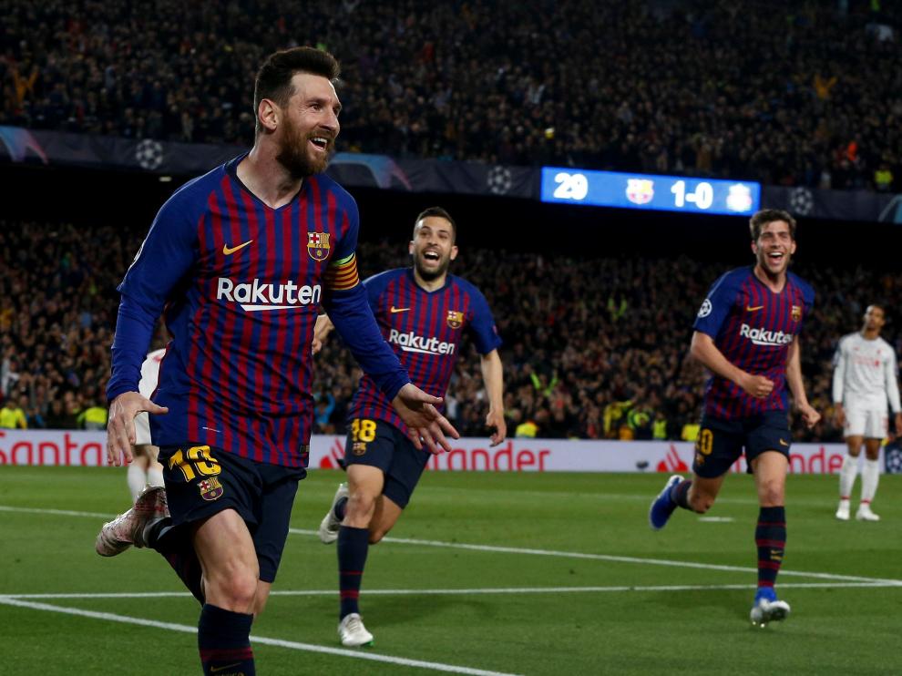 GRAF1715. BARCELONA, 01/05/2019.- El delantero argentino del FC Barcelona Leo Messi (i) celebra su gol, segundo del equipo ante el Liverpool, durante el partido de ida de las semifinales de la Liga de Campeones que FC Barcelona y Liverpool disputan esta noche en el Camp Nou, en Barcelona. EFE/Enric Fontcuberta BARCELONA - LIVERPOOL