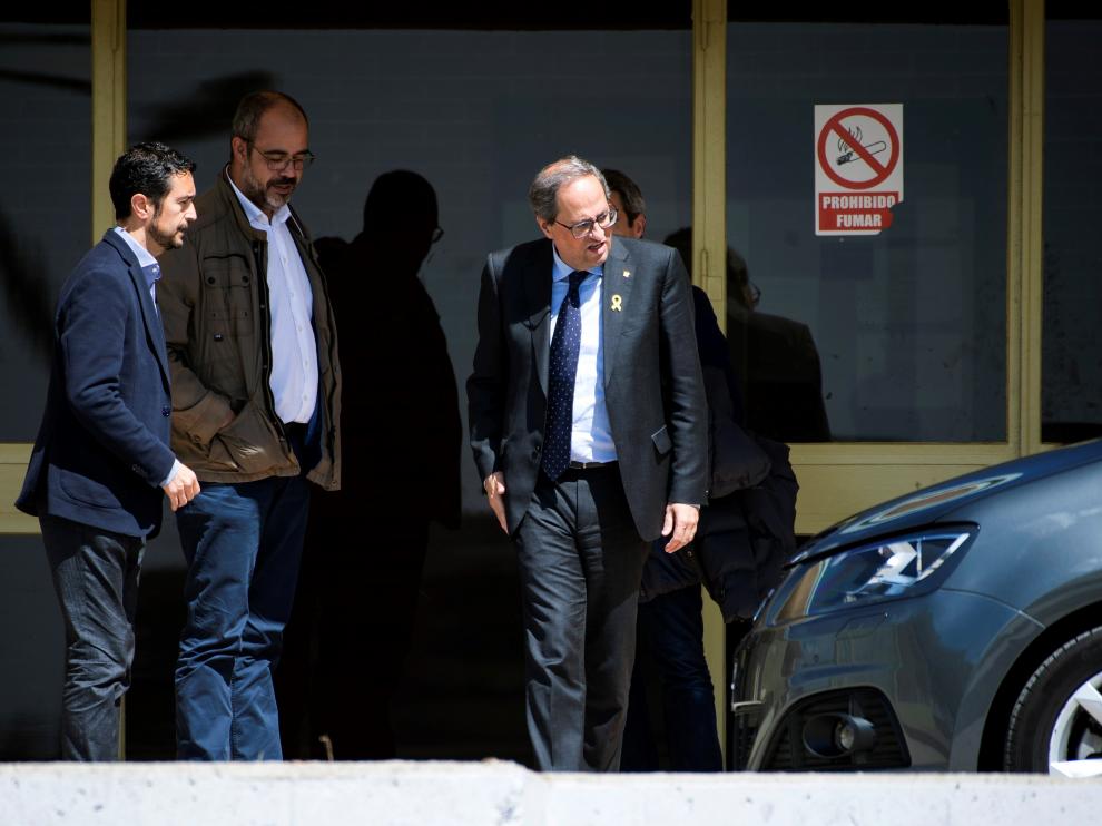 El presidente de la Generalitat, Quim Torra (d), junto al conseller de Territorio de la Generalitat, Damià Calvet (i), a la salida este miércoles del centro penitenciario de Soto del Real