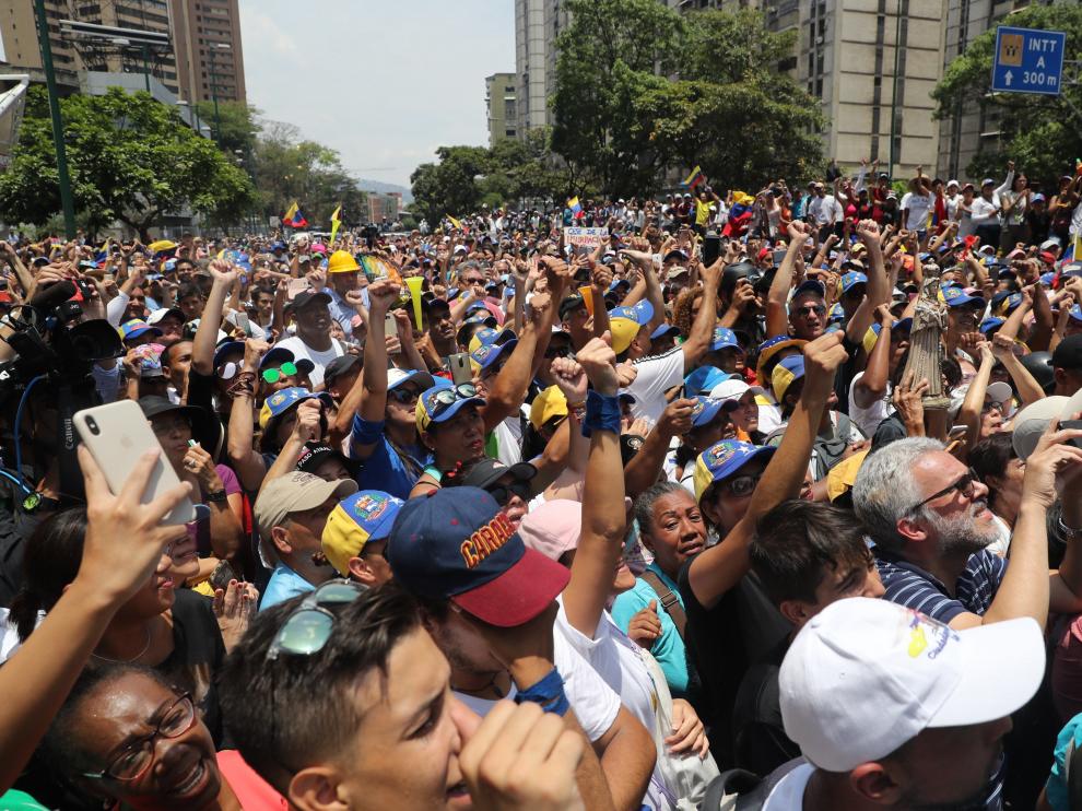 Miles de venezolanos salen a la calle para apoyar a Guaidó