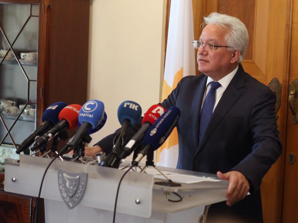 El ministro de Justicia de Chipre, Jonas Nikolau, en rueda de prensa tras anunciar su dimisión.