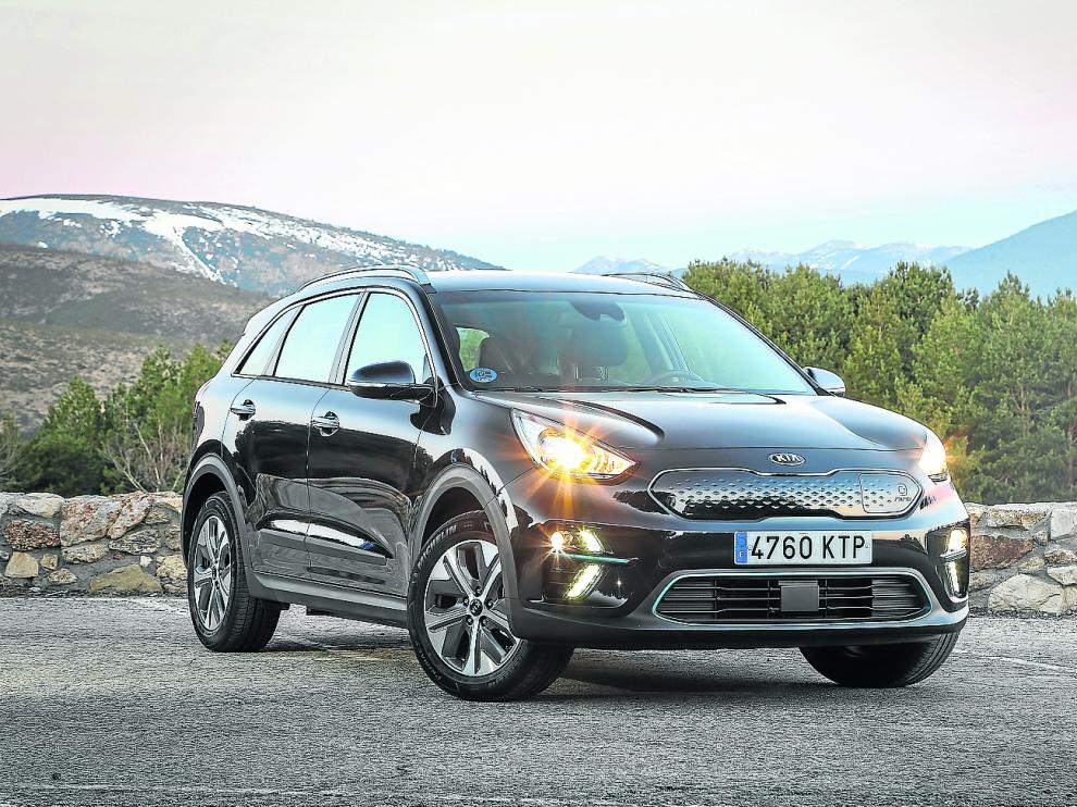 La versión cero emisiones del Niro se reconoce por su parrilla cerrada, así como por los detalles en azul eléctrico de su carrocería.