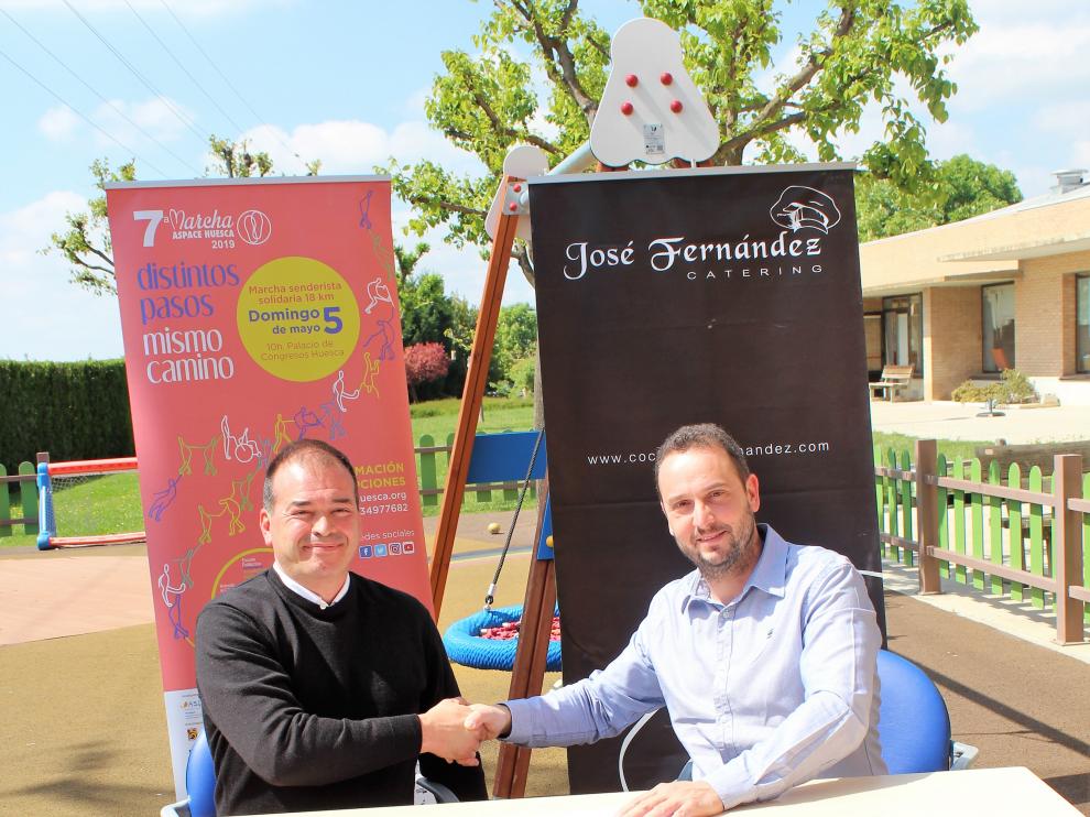 Luis Martínez, presidente de Aspace Huesca, y Alberto Fernández, de la empresa.