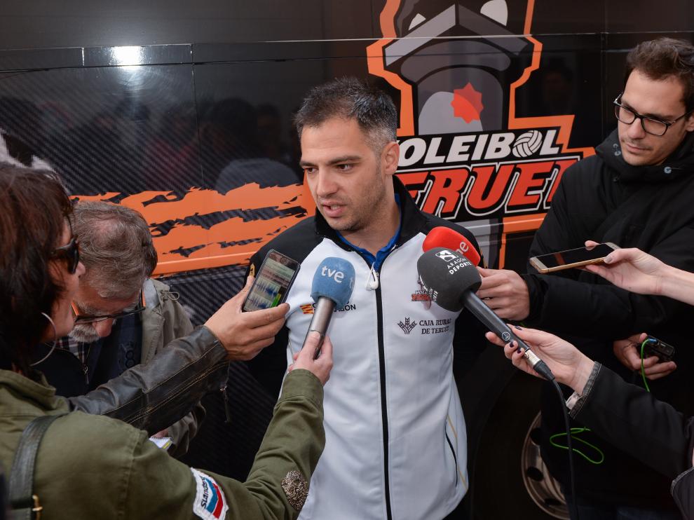 Miguel Rivera atiende a los medios de comunicación antes de partir hacia Almería.
