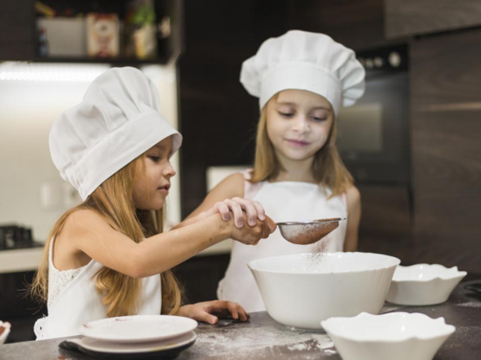Niños en la cocina.