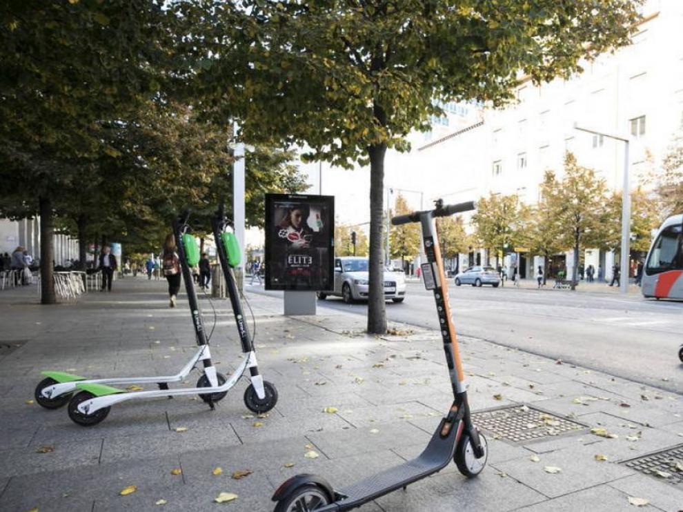 Patinetes aparcados en las aceras de Zaragoza
