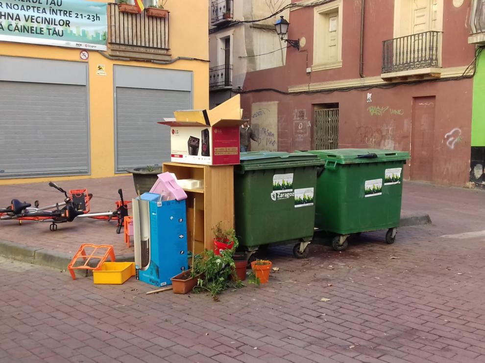 Un bloque con vistas a un “basurero improvisado” en la calle Agustina de Aragón