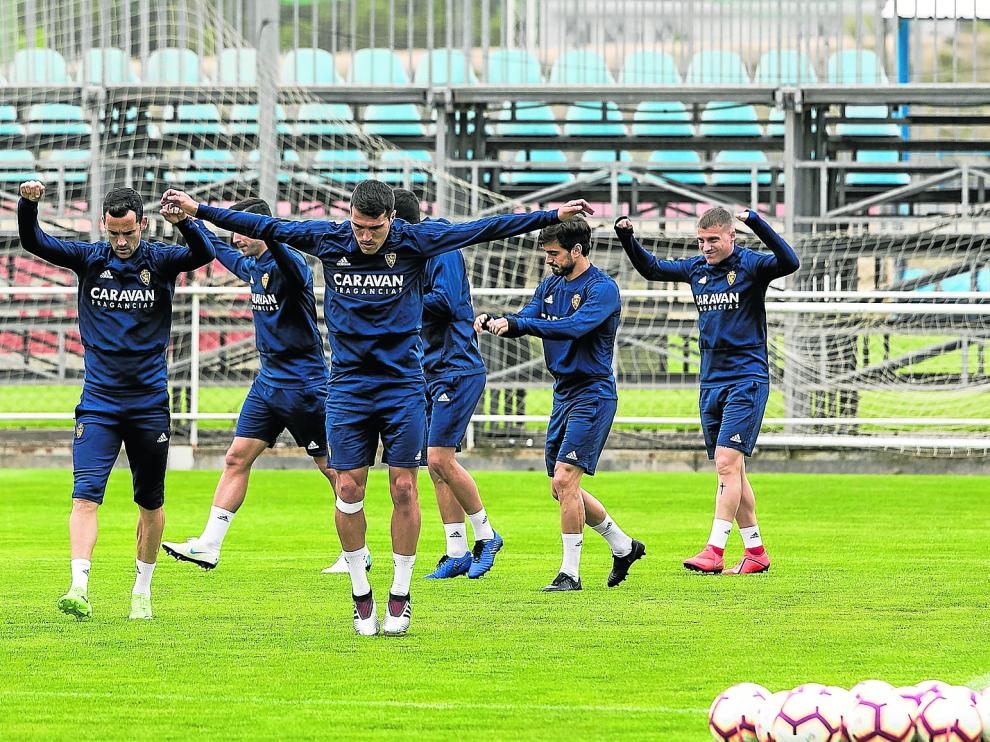Alberto Zapater, en primer término, durante el entrenamiento de este viernes, en la Ciudad Deportiva.
