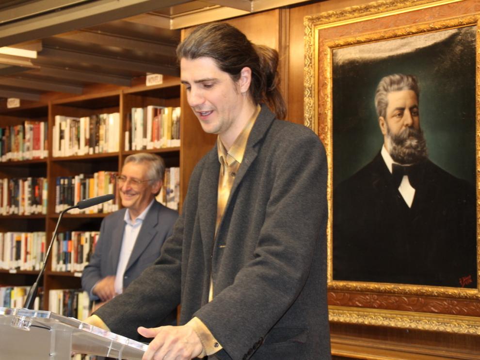 Alejandro Simón, durante su discurso tras recibir el premio de poesía Hermanos Argensola