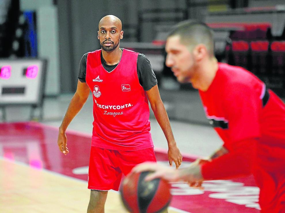 Berhanemeskel y Nacho Martín, en un entrenamiento del Tecnyconta Zaragoza