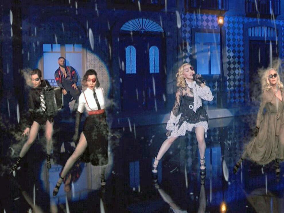 Madonna, con sus avatares, en un momento de la actuación