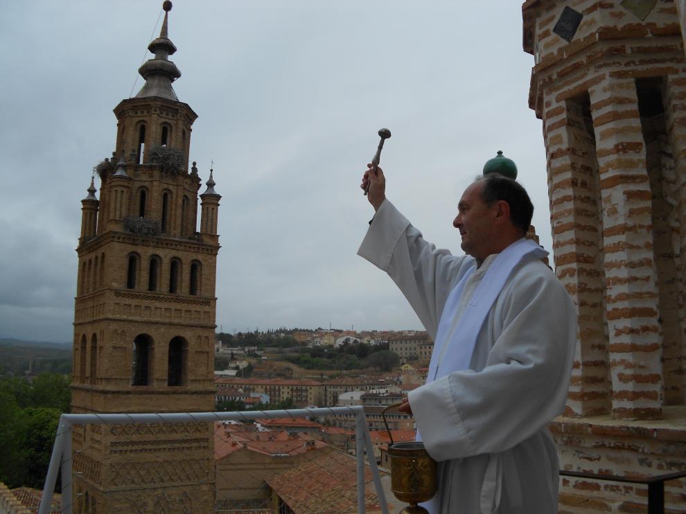 El párroco Javier Calvillo durante la bendición desde el cimborrio de la catedral.
