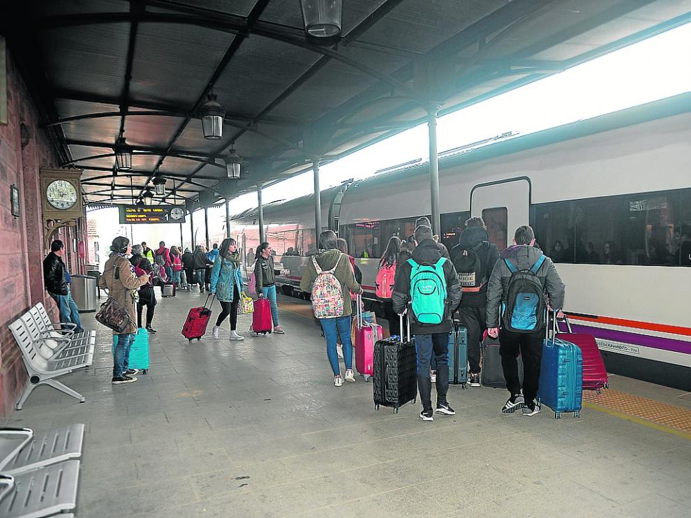Un grupo de pasajeros toma el tren en dirección a Valencia en la estación de Teruel.