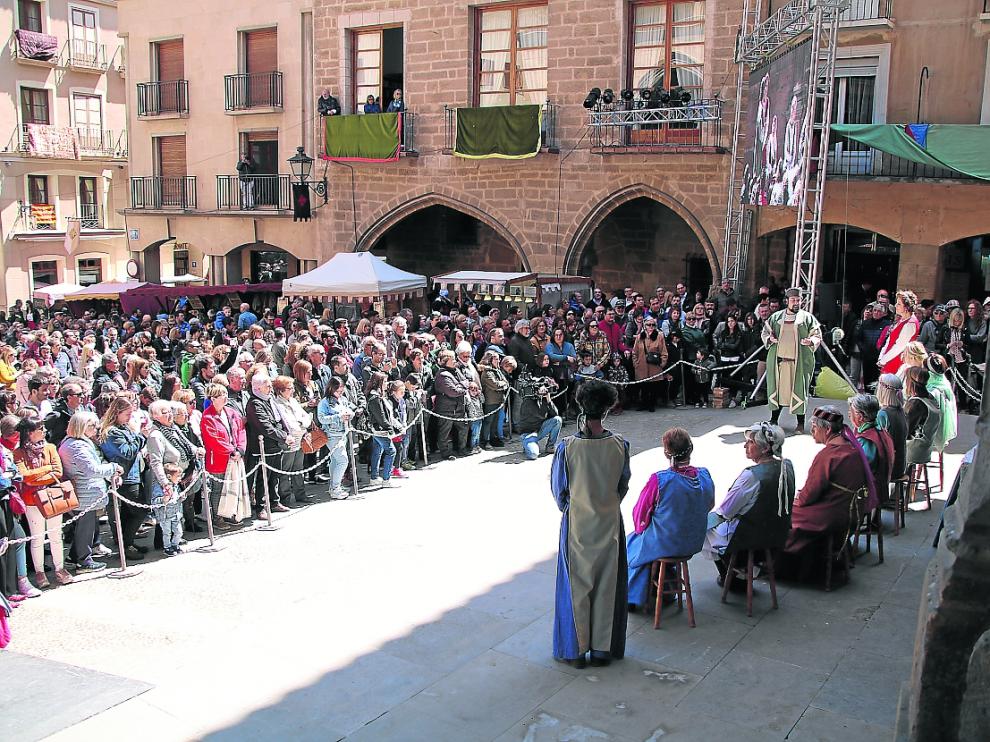 Los alcañizanos abarrotaron la plaza de España para presenciar la recreación de la Concordia.
