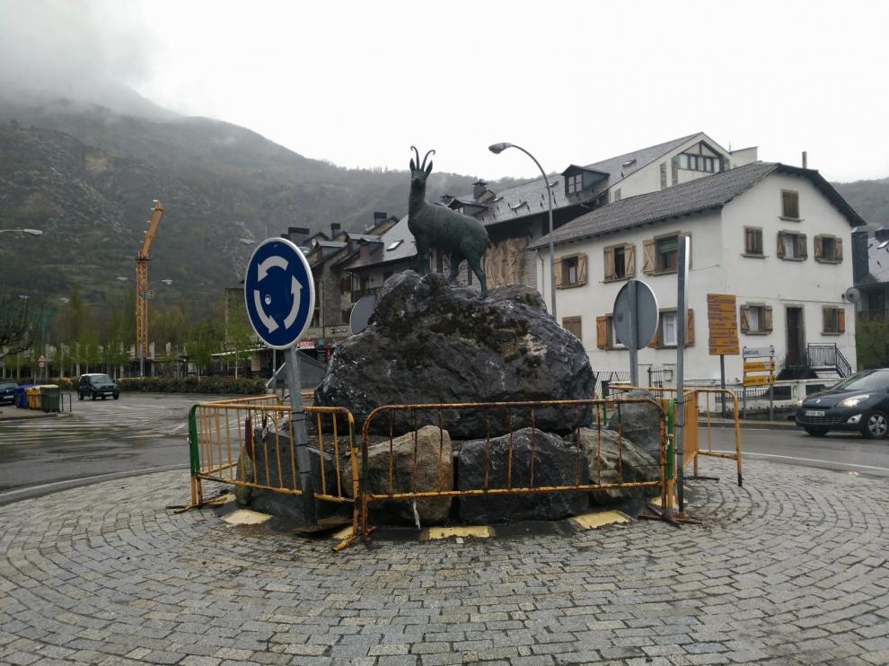 El monumento se encuentra en la rotonda de acceso a la carretera de Anciles y a la céntrica Avenida de los Tilos.