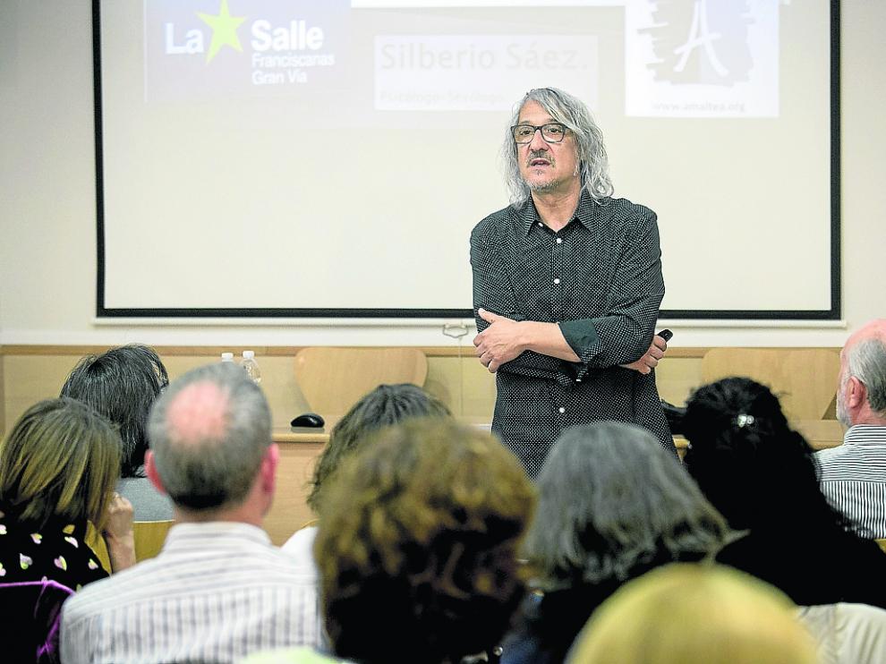 Silberio Sáez, en una reciente charla con padres del colegio La Salle Gran Vía de Zaragoza.