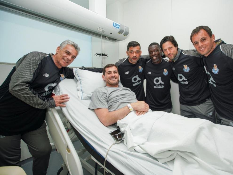 La plantilla del Oporto visita a Iker Casillas en el hospital.