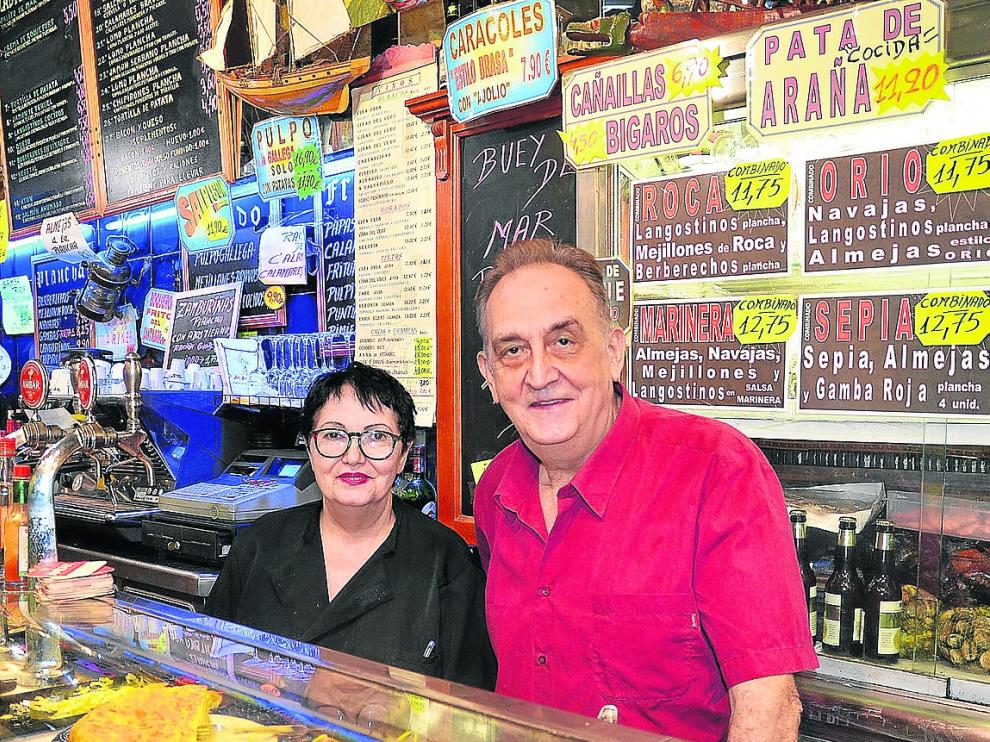Ana Isabel Cuairán y Enrique Villena, casi 40 años al frente del bar Génesis.