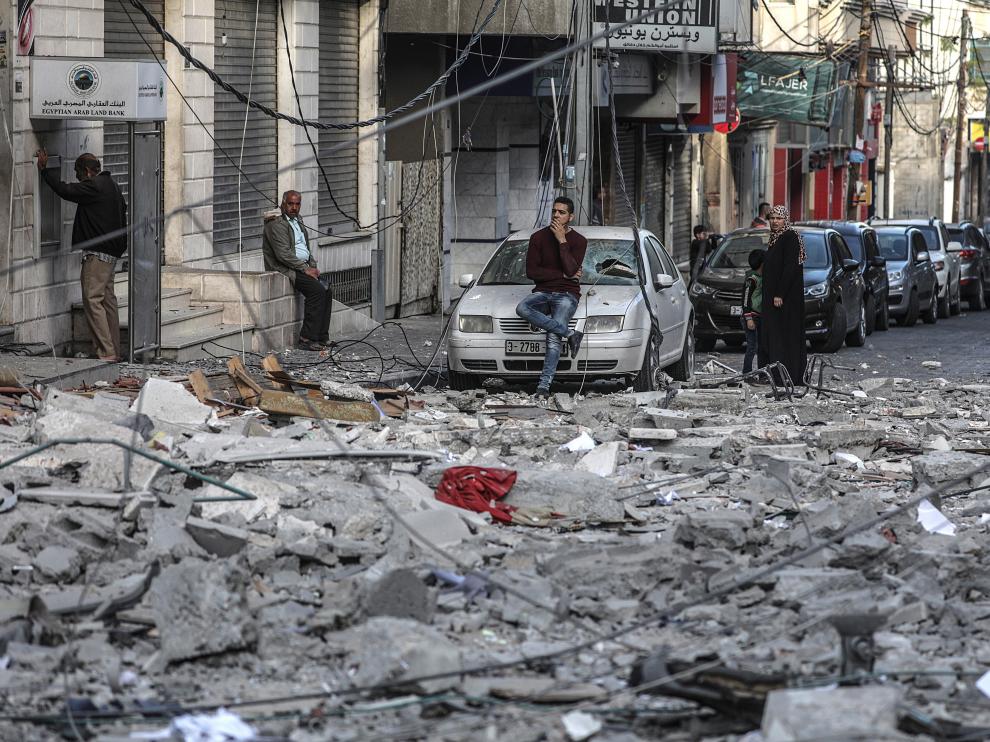 Gaza (---), 05/05/2019.- A Palestinian inspects a rubble of a destroyed building damaged after an Israeli air strike in Gaza City, 05 May 2019. Media reports state that more than 250 rockets have been fired into Israel by millitants and Israel have replied with air strikes and tank fire on the Palestinian territory. (Incendio) EFE/EPA/MOHAMMED SABER Israeli air strikes and tank fire hit Palestinian territory