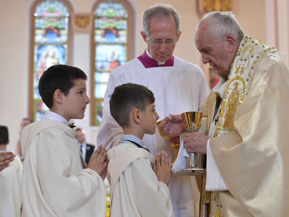 Los niños han recibido la comunión de la mano del papa Francisco.