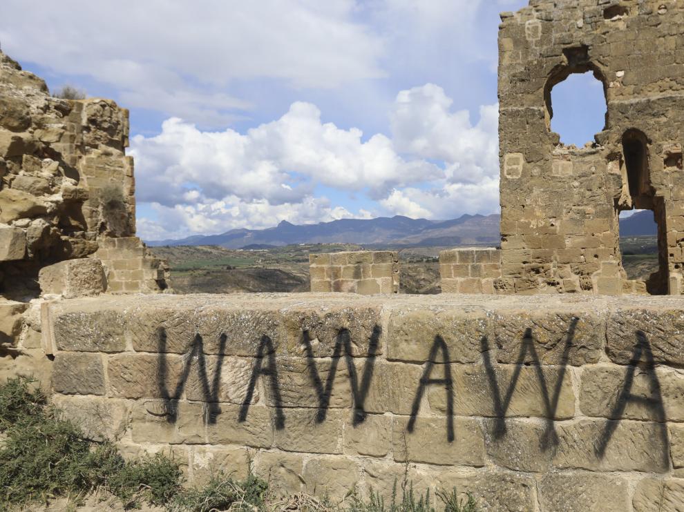 Una de las pintadas realizas en los muros del castillo de Montearagón.