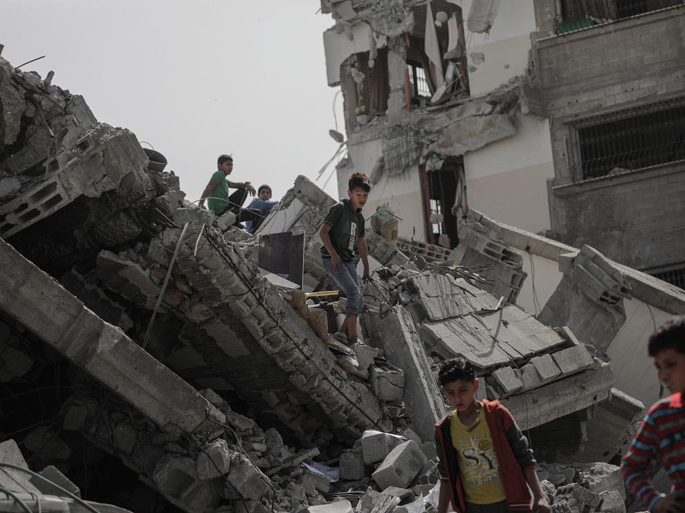 Varios niños jugando entre las ruinas de un edificio en Gaza